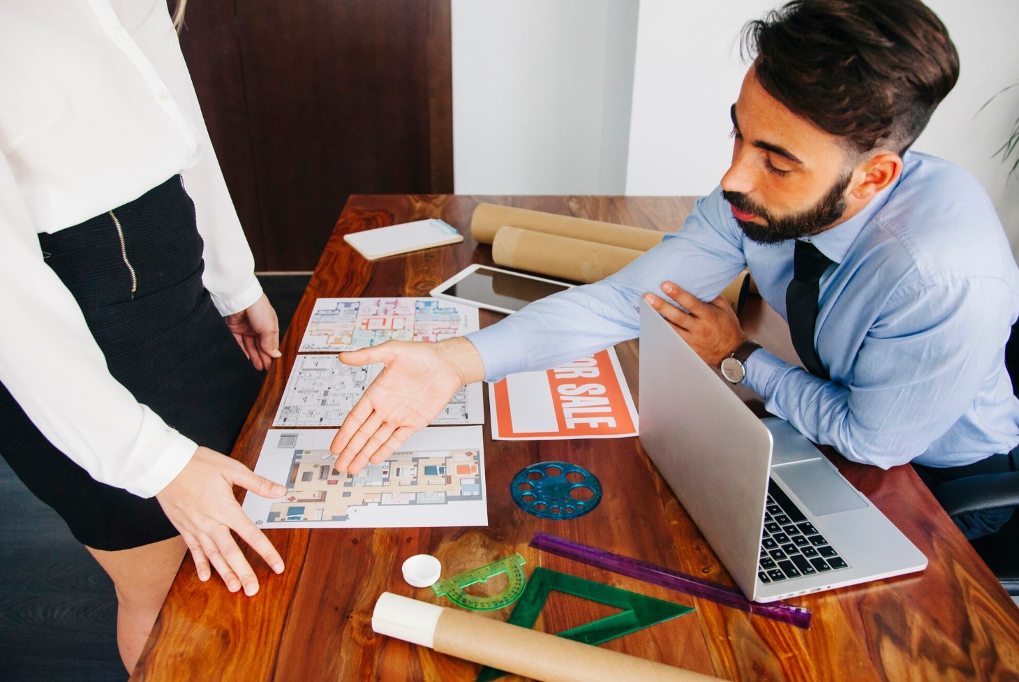 Zwei Personen im Gespräch